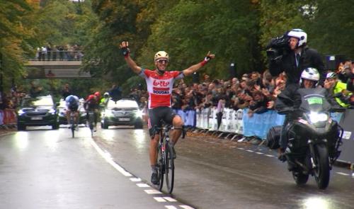 Philippe Gilbert raccroche son vélo devant ses supporters à Valkenburg