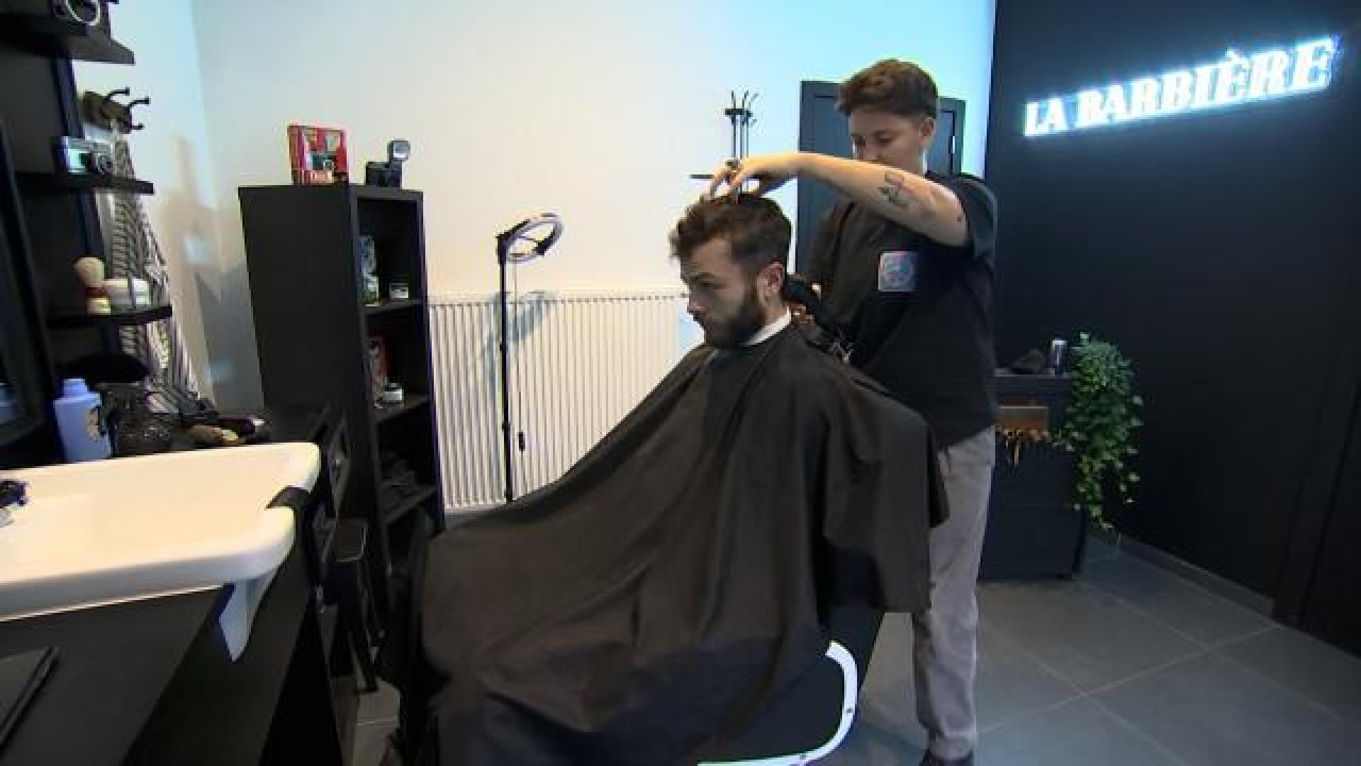 Une barbière parmi les hommes 