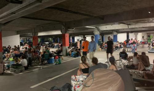 1200 festivaliers dans le parking du Kinépolis