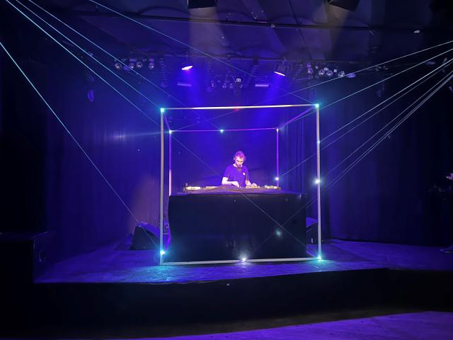 52 on stage: Dark cube
