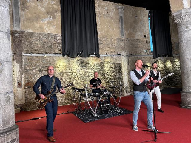 52 on stage: Warlus