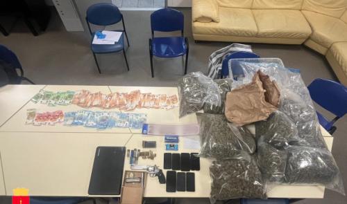20.000 €, 12kg de cannabis et un revolver perquisitionnés par la police de Liège