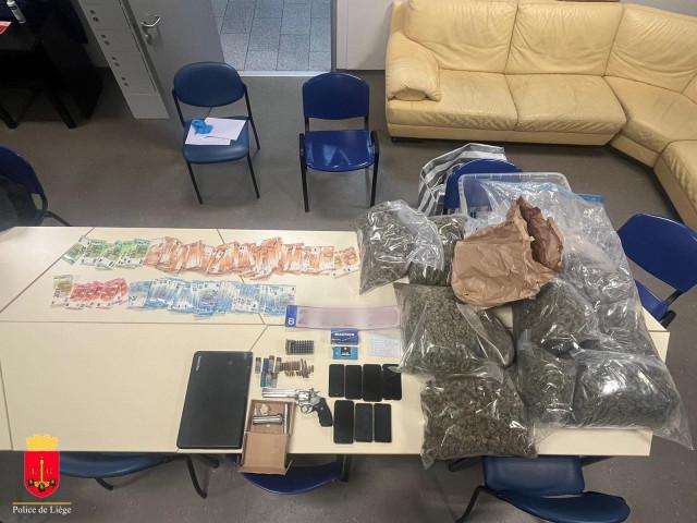 20.000 €, 12kg de cannabis et un revolver perquisitionnés par la police de Liège