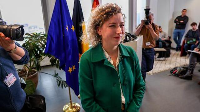 Pour Sarah Schlitz, il est "évident" d'honorer son mandat à la Chambre