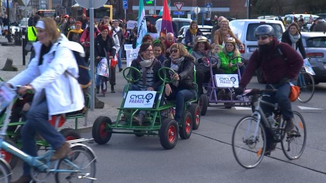 1700 participants à la 2ème cycloparade féministe 