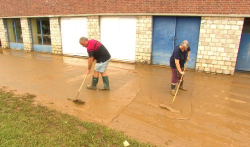 Des enfants évacués suite aux inondations à Geer.