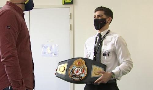 Derrière l'agent de sécurité se cache un champion de boxe
