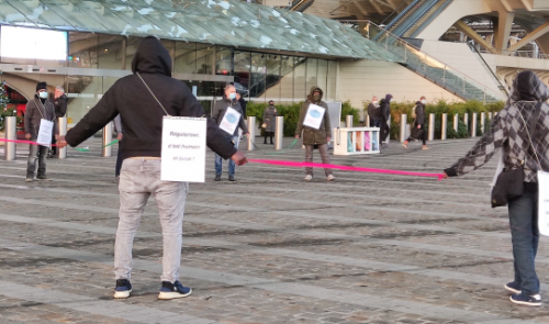 Action de sensibilisation pour la régularisation des sans-papiers à Liège-Guillemins