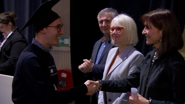 À peine diplômés, les infirmiers sont engagés