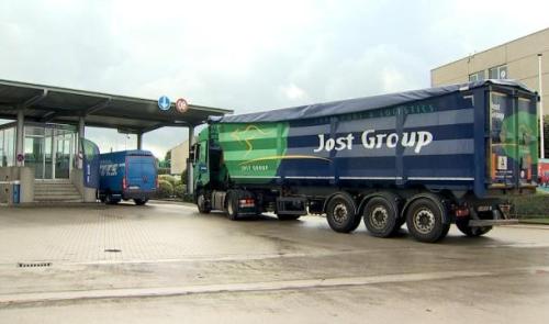 Action anti-dumping social devant chez Jost Group à Bierset