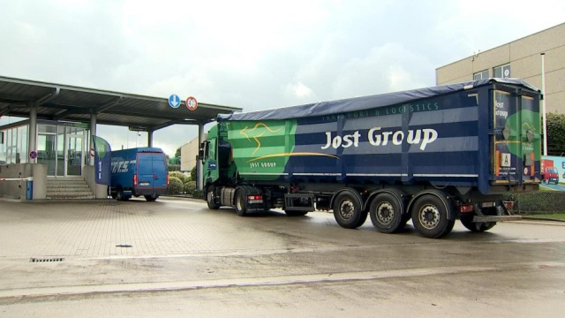 Action anti-dumping social devant chez Jost Group à Bierset