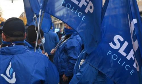 Actions syndicales de la police : le mouvement augmente la pression devant le palais de justice
