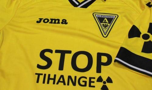 Alemannia Aachen a joué avec STOP TIHANGE sur les maillots