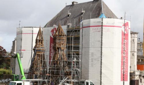 Amay : observer de près la restauration des tours du château de Jehay 