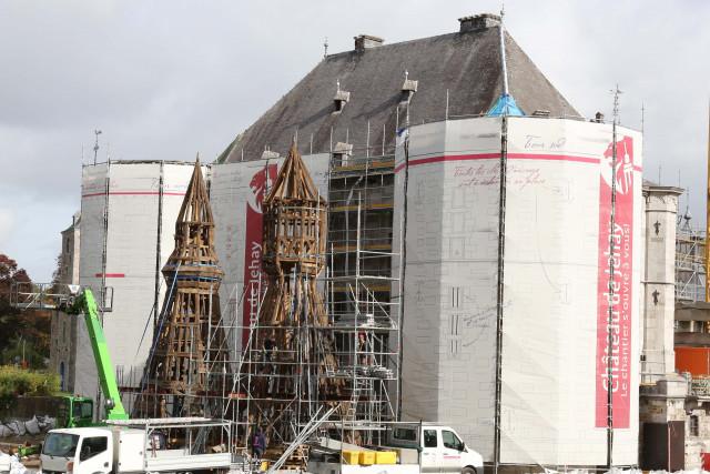 Amay : observer de près la restauration des tours du château de Jehay 
