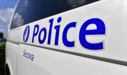 Au commissariat, il jette un ordinateur sur le policier ! 