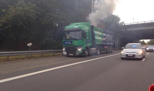 Autoroute : incendie de chargement d'un camion 