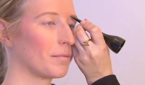 C'est le moment de passer au maquillage 
