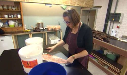 C'est une première en Belgique : elle tanne des peaux de poissons !