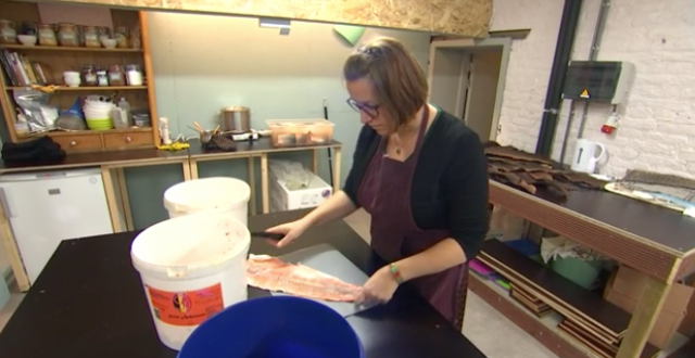 C'est une première en Belgique : elle tanne des peaux de poissons !