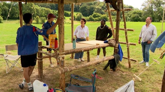 Camps de jeunesse : les adultes veillent à distance