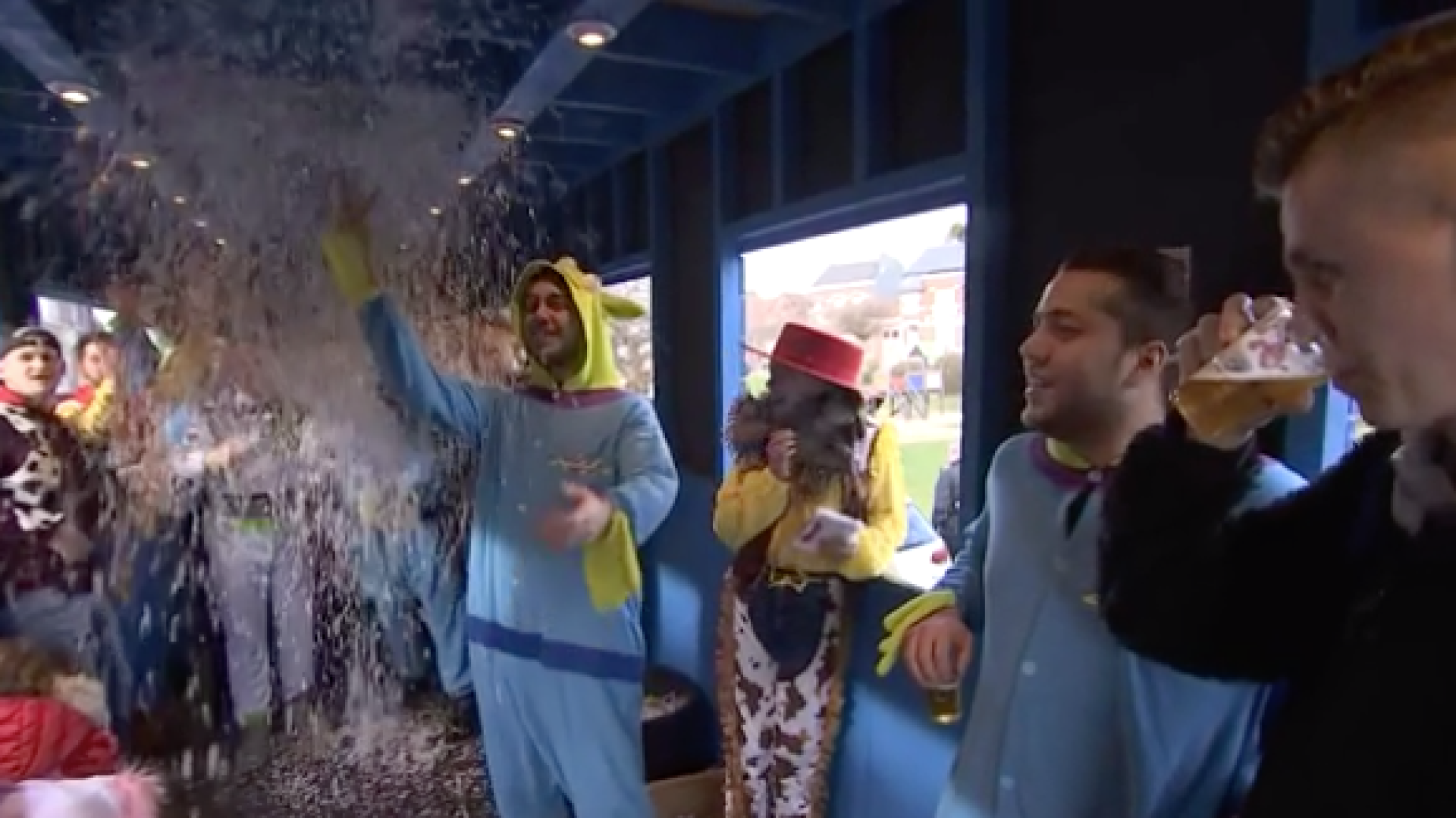 Carnaval à Houtain-Saint-Siméon: le cortège en apothéose 