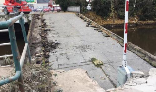 Chênée : la passerelle s'effondre dans la Vesdre !