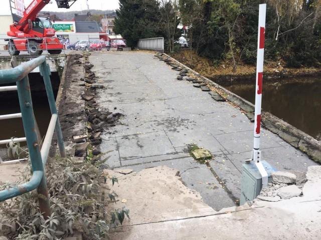 Chênée : la passerelle s'effondre dans la Vesdre !