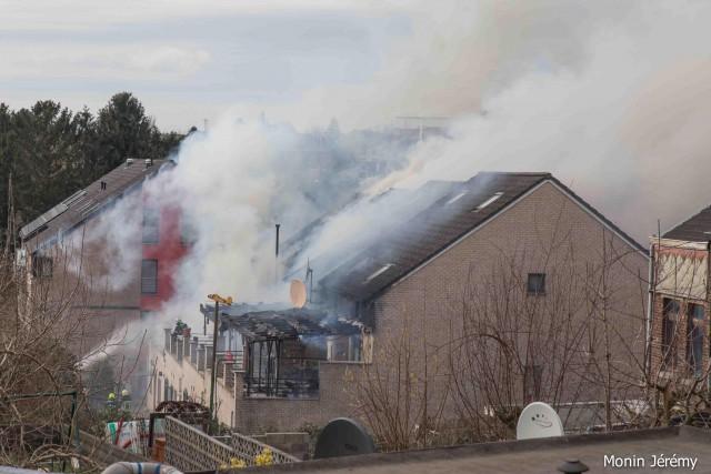 Cinq habitations touchées par un violent incendie à Liège (photos)