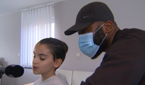 Une belle rencontre entre un jeune chanteur et son voisin