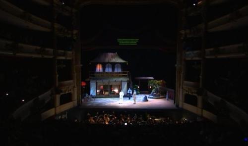 Colasse installe un surtitrage quadrilingue à l'Opéra