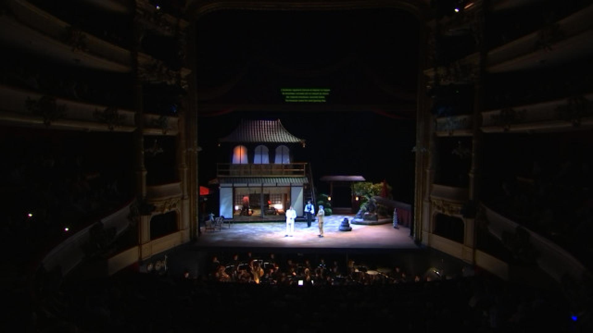 Colasse installe un surtitrage quadrilingue à l'Opéra