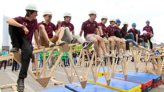 Construction de passerelles en bois devant la gare des Guillemins