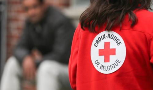 Coronavirus : des tentes de La Croix Rouge devant les hôpitaux 