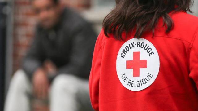 Coronavirus : des tentes de La Croix Rouge devant les hôpitaux 