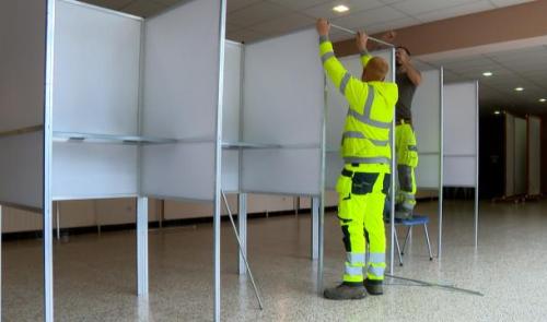 Crisnée: les isoloirs sont en cours d'installation