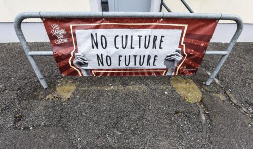 Dans le secteur culturel, l'incompréhension fait peu à peu place à la protestation