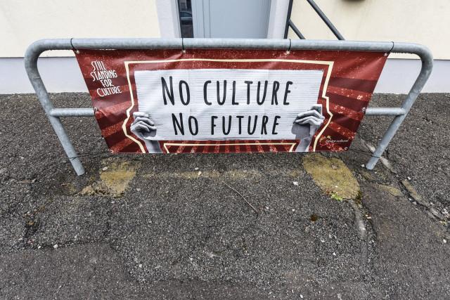 Dans le secteur culturel, l'incompréhension fait peu à peu place à la protestation