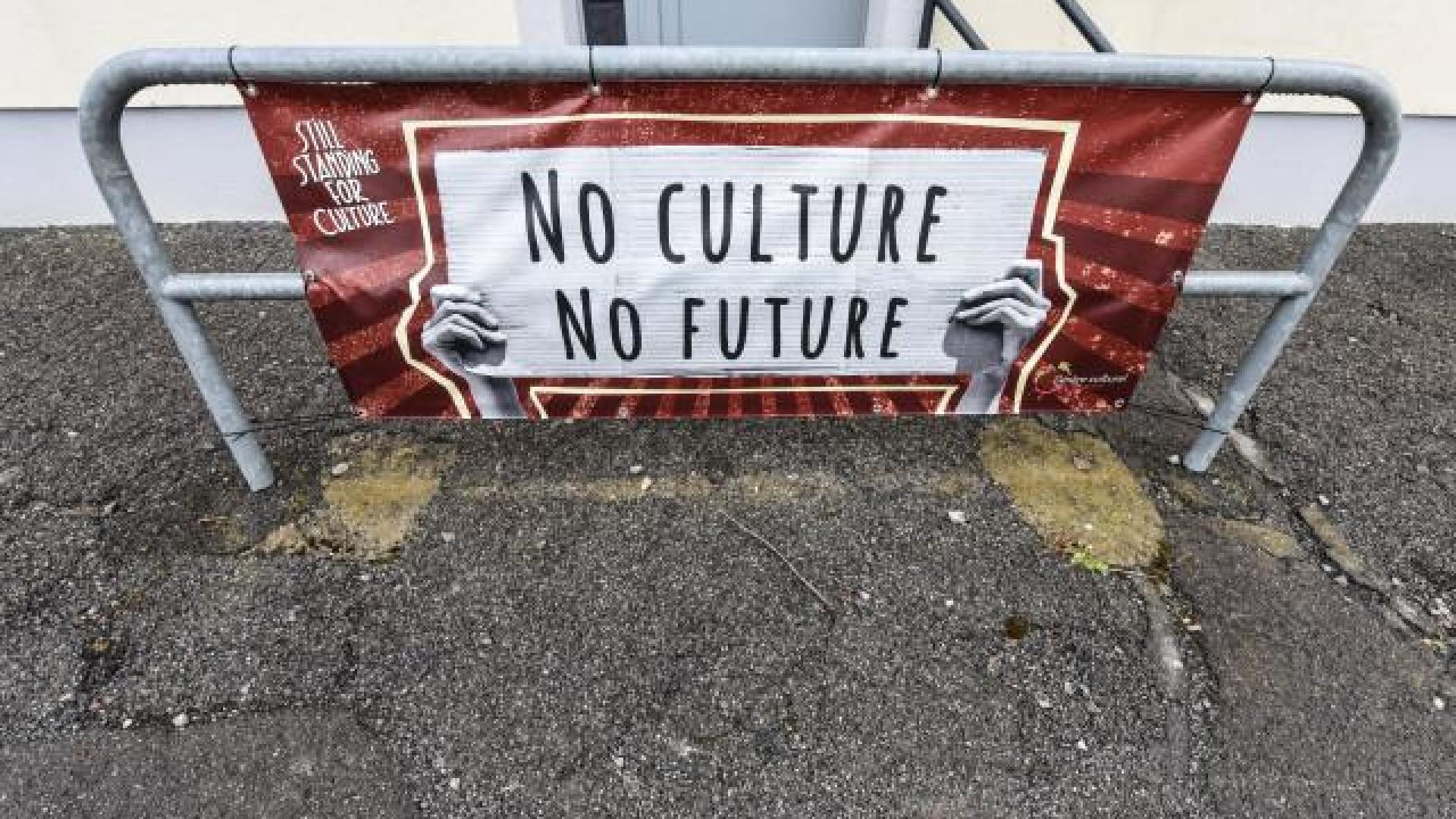 Dans le secteur culturel, l'incompréhension fait peu à peu place à la protestation