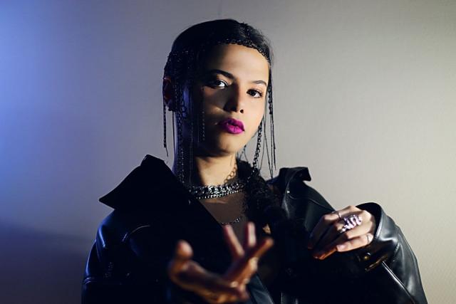 Danseuse et chorégraphe, Mona se lance dans la musique avec "Carré" 