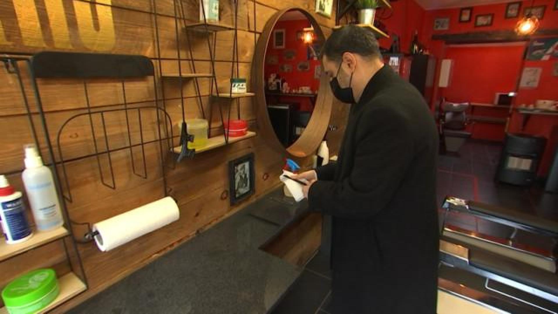 Présentation des nouvelles mesures pour permettre aux coiffeurs de rouvrir