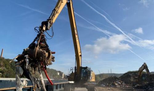 Début de l'évacuation des déchets entreposés en bord de Meuse à Engis