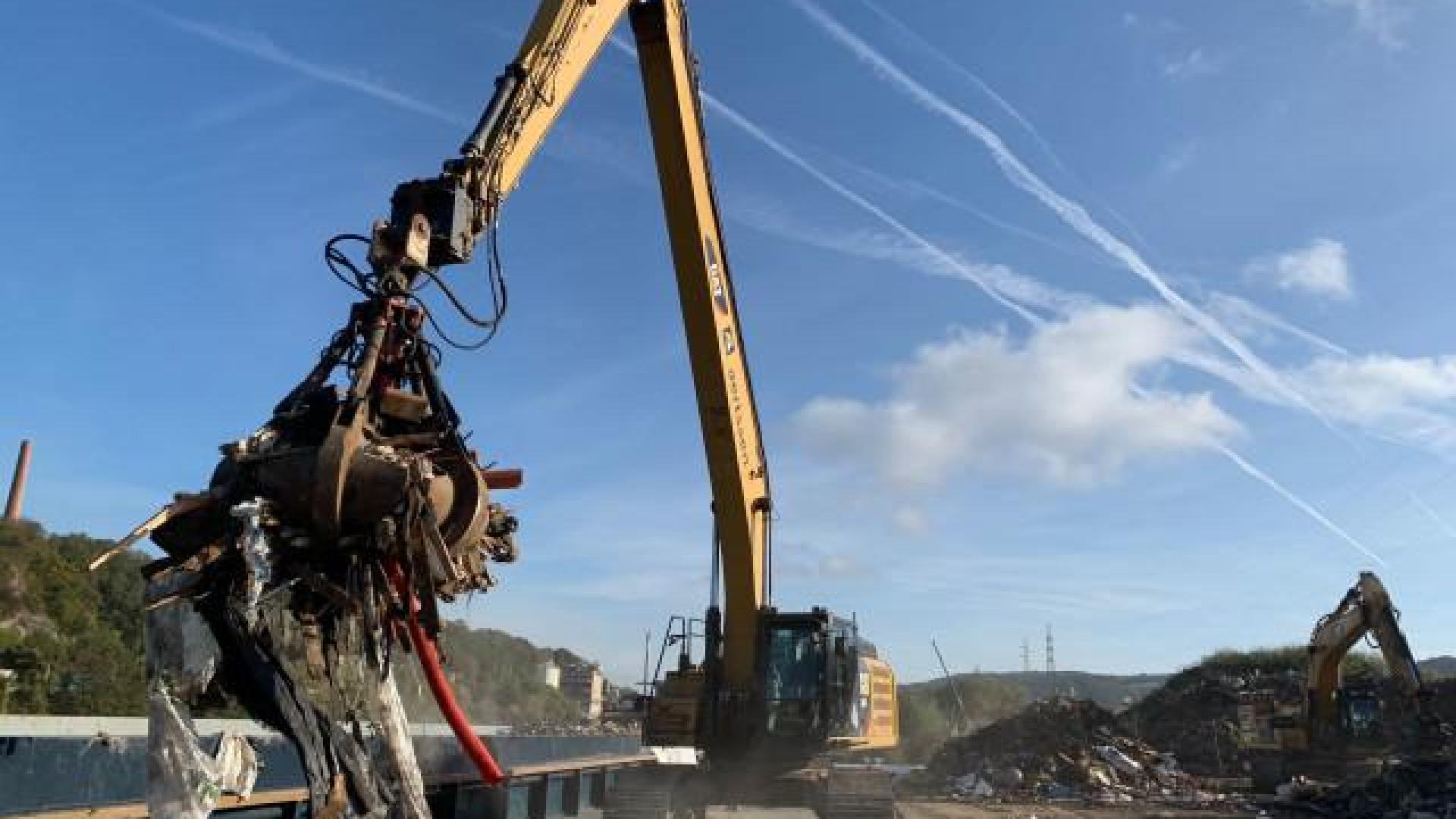 Début de l'évacuation des déchets entreposés en bord de Meuse à Engis