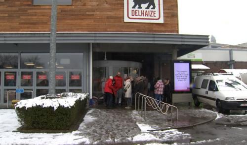 Delhaize fermés : le personnel en grève s’inquiète de la franchise de 128 magasins