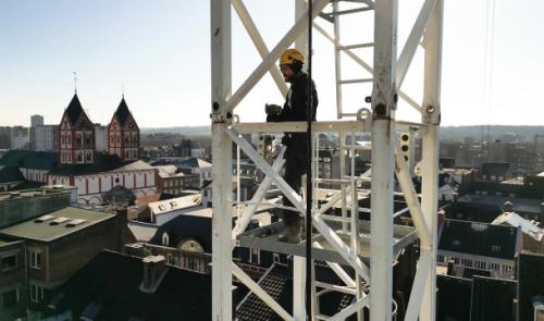 Démontage d'une grue dans le coeur historique de Liège