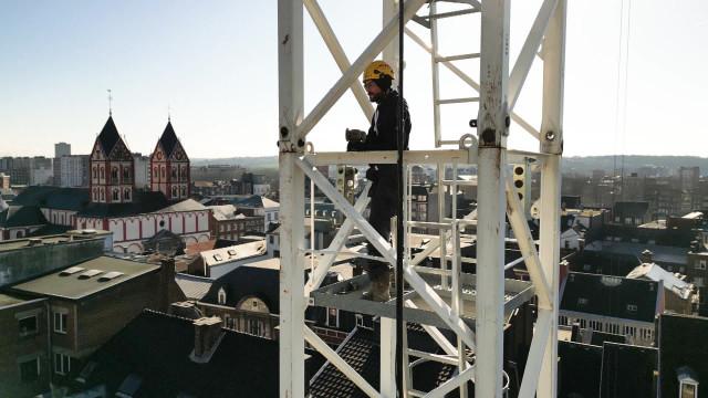 Démontage d'une grue dans le coeur historique de Liège