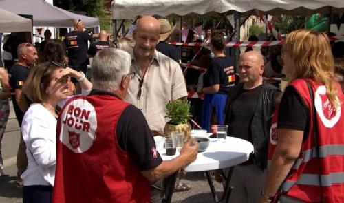 Des bénévoles encore présents toutes les semaines: "C'est loin d'être fini"