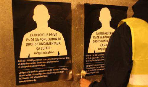 Des citoyens mènent une action d'affichage pour la régularisation des sans-papiers