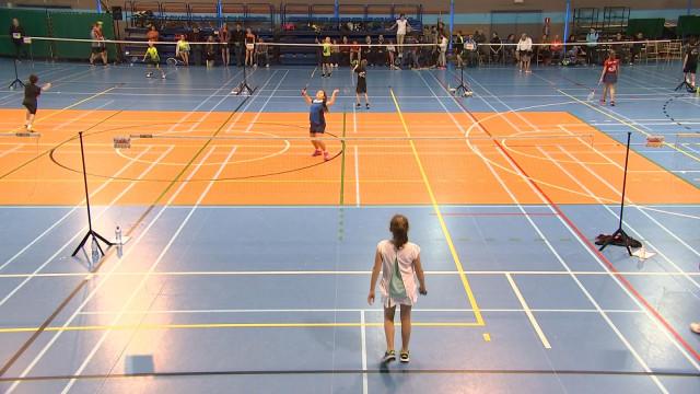 Des jeunes mordus de badminton