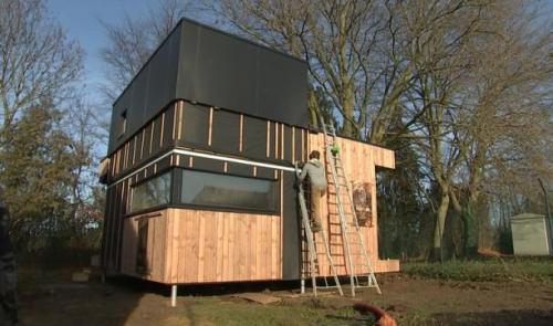 Des logements d'urgence fait de paille et de bois